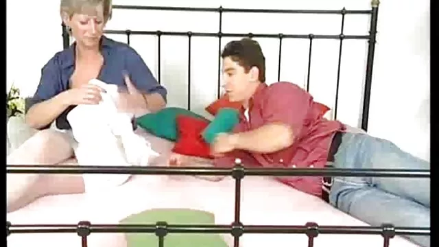 بزرگسالان بدون ثبت نام یک زن جوان سکس دوجنسه با هم در سوراخ او کاوش