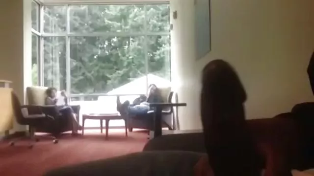 بزرگسالان بدون ثبت نام ملکه از حفره های سکس با شیمیل خود را پر